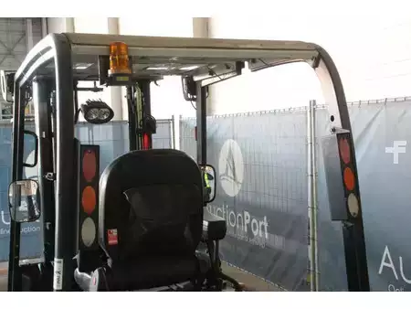 Chariots électriques à 4 roues 2015  Unicarriers G1Q2L25Q (17)