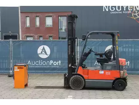 Eléctrica de 4 ruedas 2005  Toyota 7FBMF25 (2)