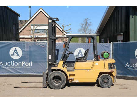 LPG Forklifts 2000  CAT Lift Trucks GP40K (2)