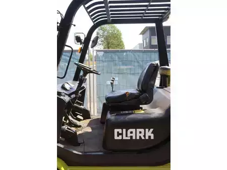 Chariots élévateurs GPL 2005  Clark CMP50SL (19)