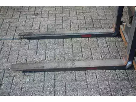 Eléctrica de 4 ruedas - Still RX60-50 (11)