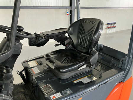 Sähkö - 4 pyör 2014  Toyota 8FBET20 (9)