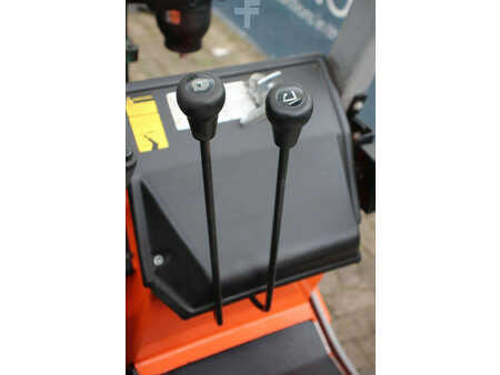 Elektryczne 4-kołowe 2005  Carer R45-NCS (29)