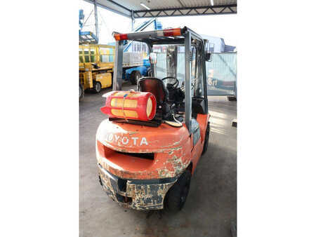 LPG Forklifts 2005  Toyota 42-7FGF25 (5)