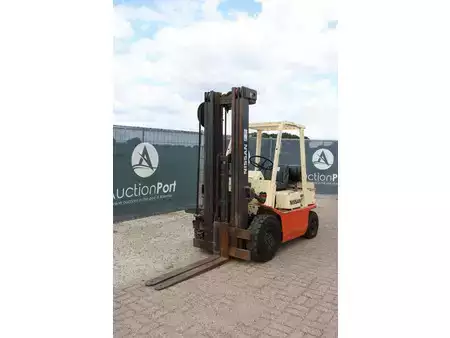 Empilhador a gás - Nissan PF02A200 (9)
