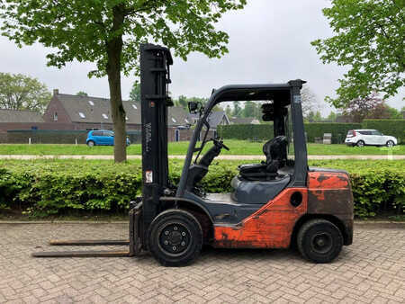 Diesel heftrucks 2011  Toyota D-52-8FD30 (2)