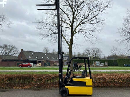 Chariots électriques à 4 roues 2004  Yale ERP20ATF (17)