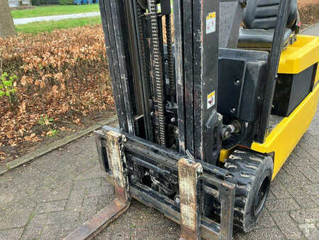 Chariots électriques à 4 roues 2004  Yale ERP20ATF (7)