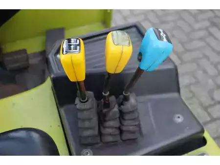 Chariots électriques à 4 roues 2001  Clark CTM 16 S (22)