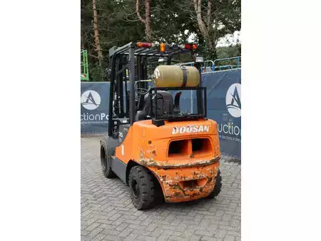 Wózki gazowe 2012  Doosan G35C-5 (4)