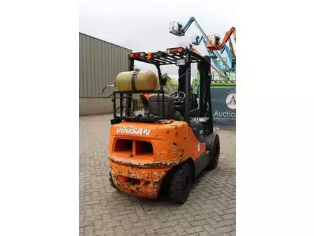 Wózki gazowe 2012  Doosan G35C-5 (6)