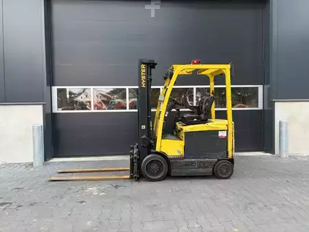 Chariots électriques à 4 roues 2013  Hyster E2.5XN (2)