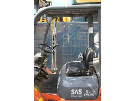 Empilhador a gás 2003  Toyota 42-7FGF25 (19)