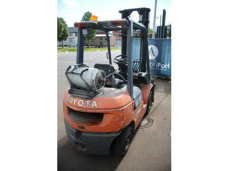 Empilhador a gás 2003  Toyota 42-7FGF25 (5)