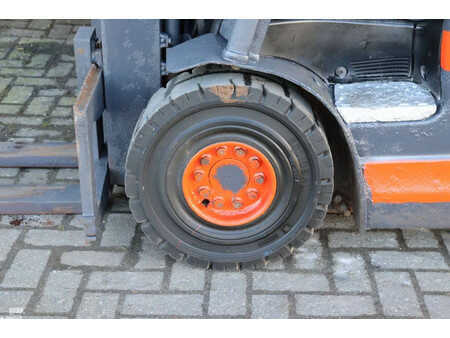 Carrelli elettrici 4 ruote - Linde E25 (13)