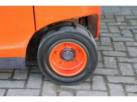 Carrelli elettrici 4 ruote - Linde E25 (14)