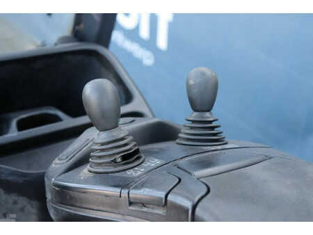 Carrelli elettrici 4 ruote - Linde E25 (23)