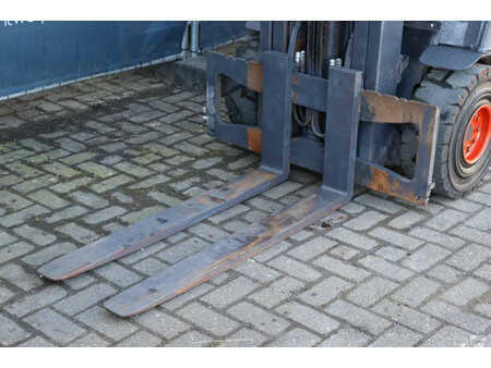 Carrelli elettrici 4 ruote - Linde E25 (9)