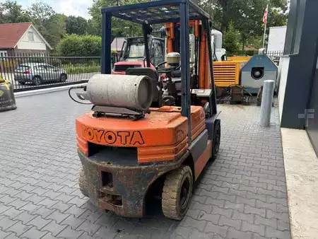 Wózki gazowe 1990  Toyota 42-5FGF 25 (5)