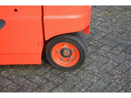 Elektromos 4 kerekű 2014  Linde E18PH-02 (17)