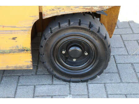 Eléctrica de 4 ruedas - CAT Lift Trucks 2EP5000 (16)