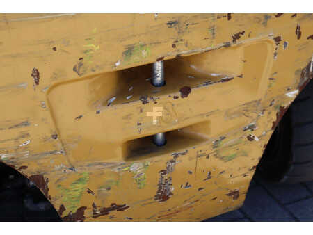 Eléctrica de 4 ruedas - CAT Lift Trucks 2EP5000 (19)