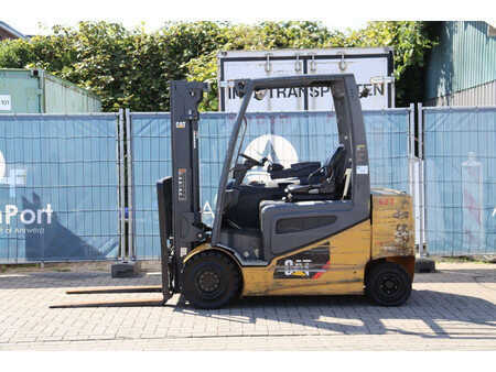 Eléctrica de 4 ruedas - CAT Lift Trucks 2EP5000 (2)