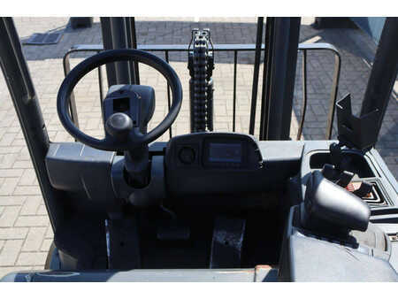 Eléctrica de 4 ruedas - CAT Lift Trucks 2EP5000 (21)