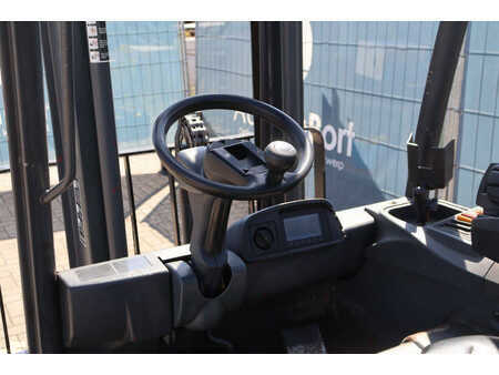 Eléctrica de 4 ruedas - CAT Lift Trucks 2EP5000 (23)