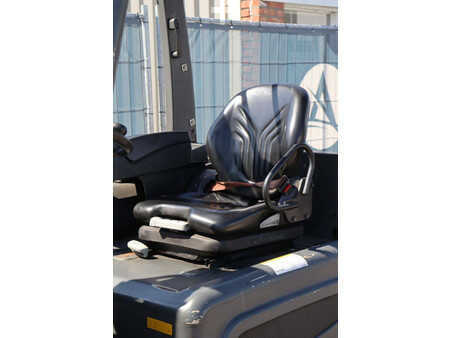 Eléctrica de 4 ruedas - CAT Lift Trucks 2EP5000 (26)