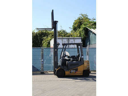 Eléctrica de 4 ruedas - CAT Lift Trucks 2EP5000 (32)