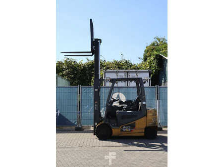 Eléctrica de 4 ruedas - CAT Lift Trucks 2EP5000 (33)
