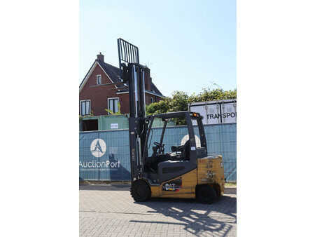 Eléctrica de 4 ruedas - CAT Lift Trucks 2EP5000 (34)