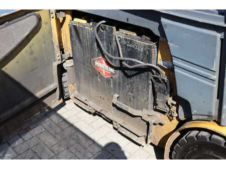 Eléctrica de 4 ruedas - CAT Lift Trucks 2EP5000 (36)