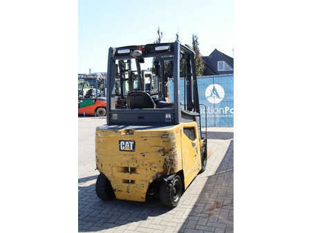 Eléctrica de 4 ruedas - CAT Lift Trucks 2EP5000 (6)