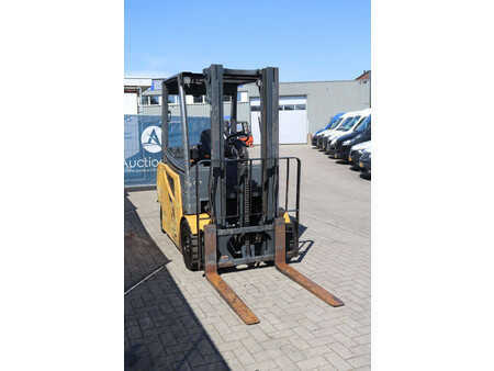 Eléctrica de 4 ruedas - CAT Lift Trucks 2EP5000 (7)