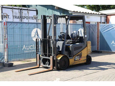 Eléctrica de 4 ruedas - CAT Lift Trucks 2EP5000 (9)