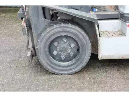 Gázüzemű targoncák - Nissan 30 (11)