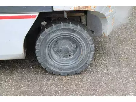 Gázüzemű targoncák - Nissan 30 (12)