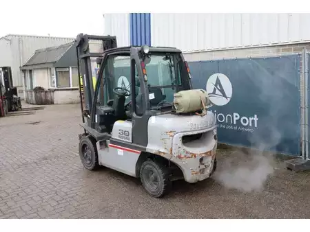 Gázüzemű targoncák - Nissan 30 (3)