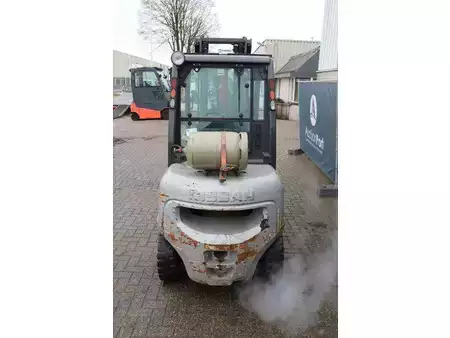 Gázüzemű targoncák - Nissan 30 (4)