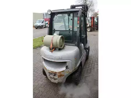 Gázüzemű targoncák - Nissan 30 (5)