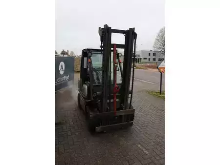 Gázüzemű targoncák - Nissan 30 (6)