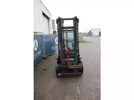 Gázüzemű targoncák - Nissan 30 (7)