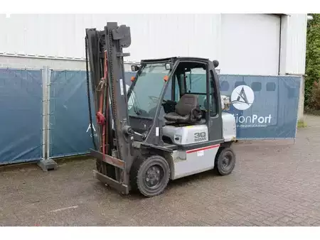 Gázüzemű targoncák - Nissan 30 (8)