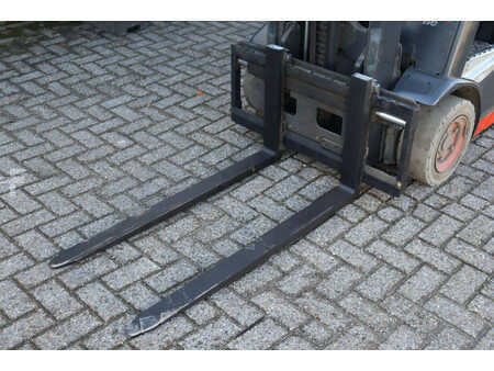 Elektryczne 4-kołowe 2018  Linde E16P-02 (10)