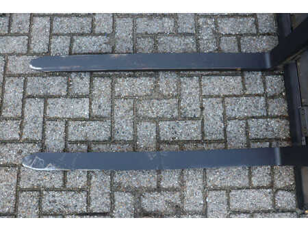 Elektryczne 4-kołowe 2018  Linde E16P-02 (11)