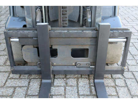 Elektryczne 4-kołowe 2018  Linde E16P-02 (12)