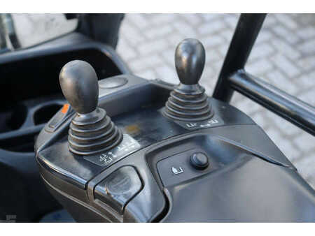 Elektryczne 4-kołowe 2018  Linde E16P-02 (26)