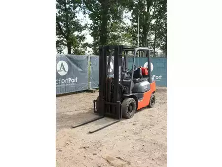 Gas truck 2003  Toyota 42-7FGF25 (9)